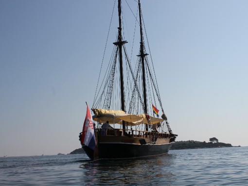 island CRES-sailing ship Larus