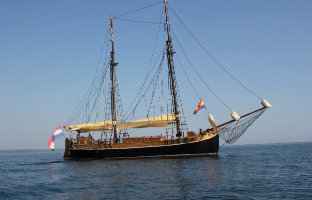 SUNSET sailing ship Larus